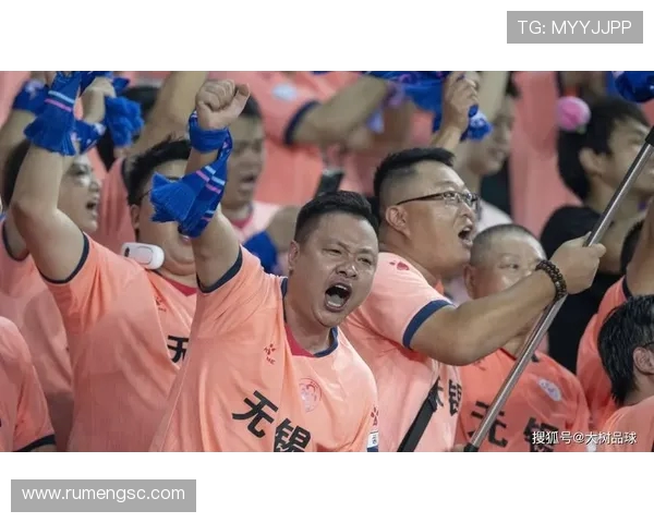 苏超泰州英雄大会盛大举行市民热情夹道欢迎泰州队凯旋归来